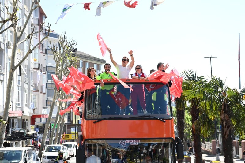 Bahçelievler Belediye Başkanı Dr. Hakan Bahadır Türk Bayraklarıyla teşekkür turu attı