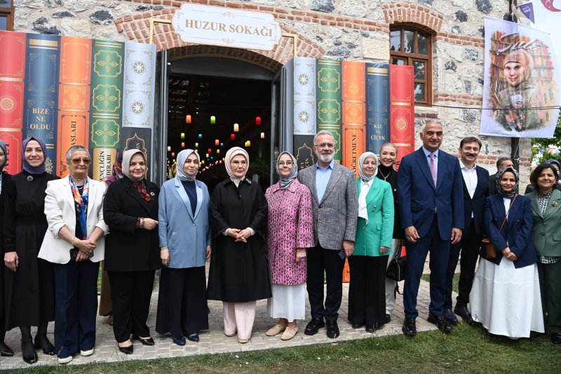 Şule Yüksel Şenler’in doğum günü edebiyatla kutlandı